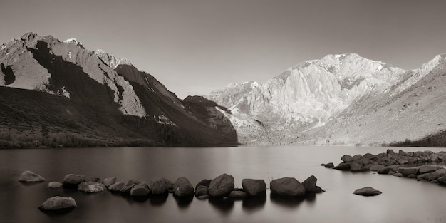 Montagna di neve e lago con riflessi nel panorama di Yosemite BW.