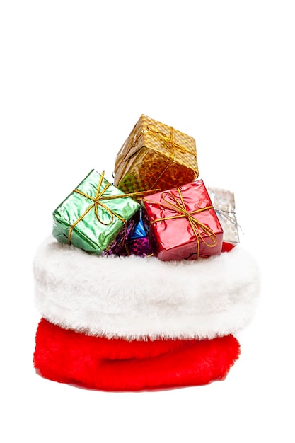 Montagna di regali nel sacchetto di Natale isolato su sfondo bianco