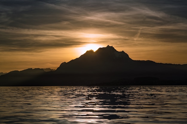 montagna di sagoma dal fiume in Svizzera