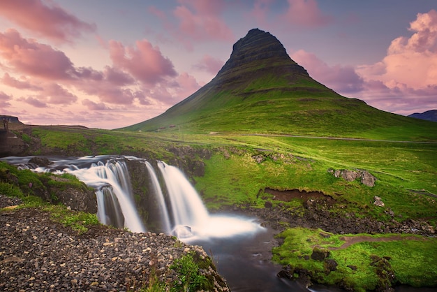 Montagna e cascate di Kirkjufell in Islanda, sfondo naturale di viaggio