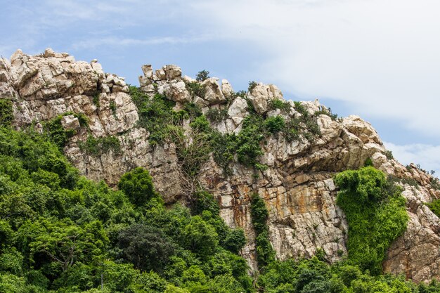 Montagna e cielo blu di pietra della roccia