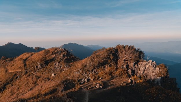 Montagna e cielo blu nel tramonto