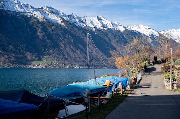 Montagna e lago a Iseltwald sul lago di Brienz in Svizzera