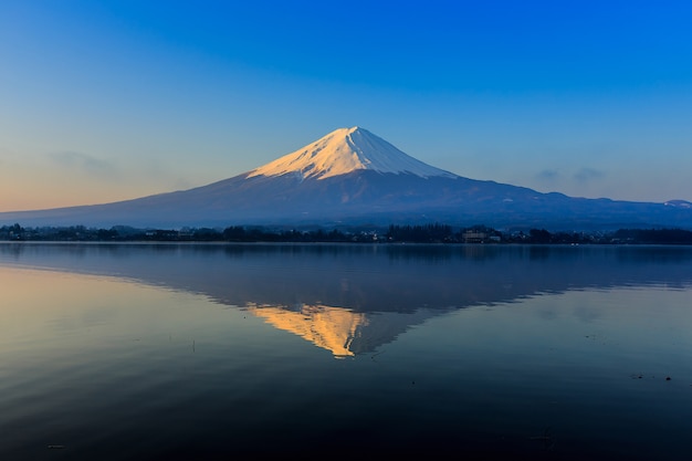 Montagna e lago Fuji alla luce del mattino