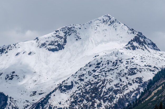 Montagna e molte valanghe