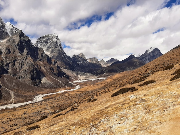 Montagna e valle del campo base dell'Everest