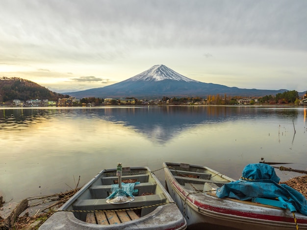 Montagna Fuji con la barca in primo piano.