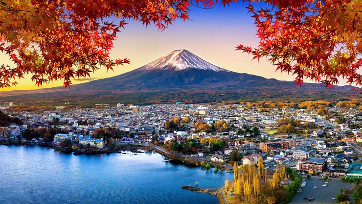 Montagna Fuji e lago Kawaguchiko al tramonto, montagna di Fuji di stagioni di autunno a Yamanachi nel Giappone.