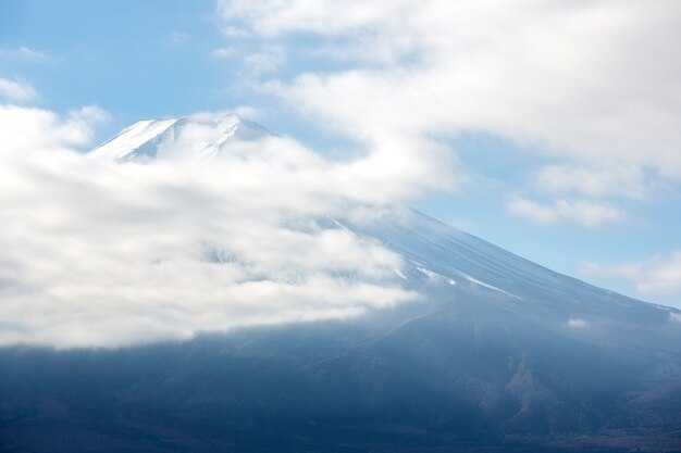 Montagna Fuji Giappone nuvoloso