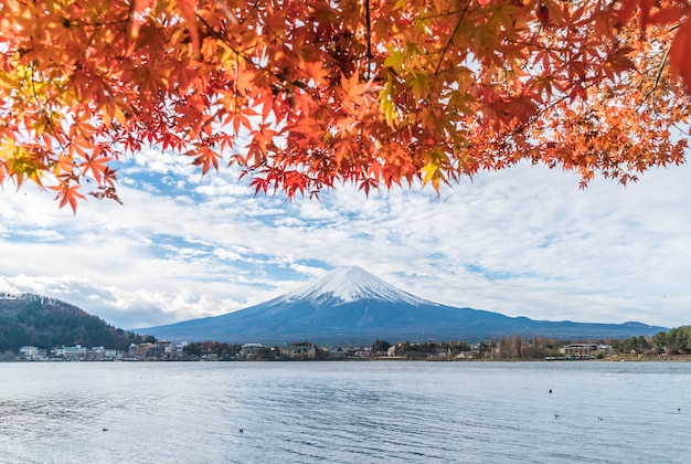 Montagna Fuji San nel lago Kawaguchiko in Giappone.