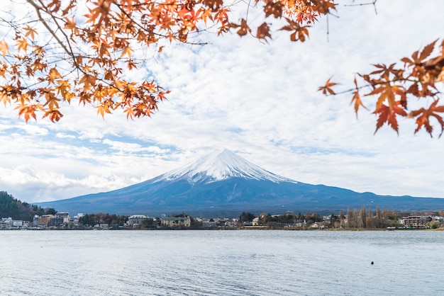 Montagna Fuji San nel lago Kawaguchiko in Giappone.