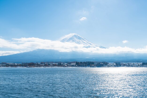 Montagna Fuji San nel lago Kawaguchiko.