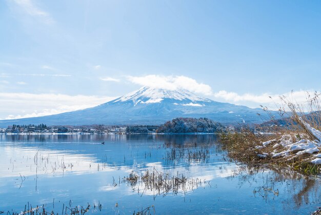 Montagna Fuji San nel lago Kawaguchiko.