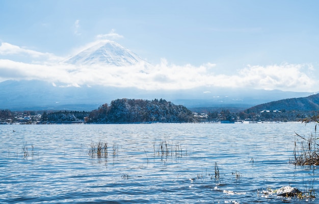Montagna Fuji San nel lago Kawaguchiko.