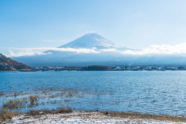 Montagna Fuji San nel lago Kawaguchiko.