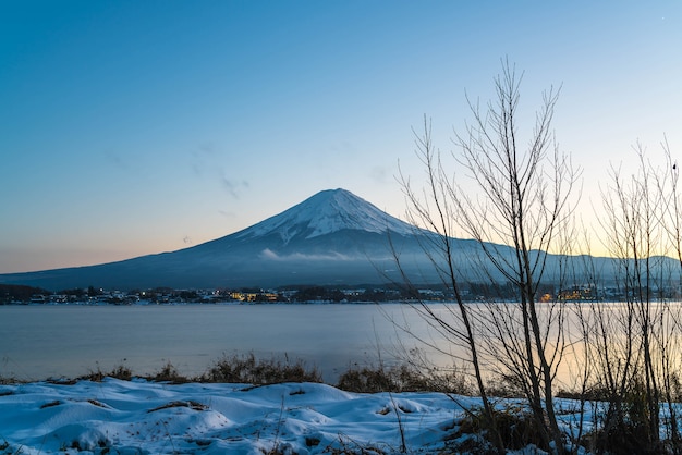 Montagna Fuji San nel lago Kawaguchiko.