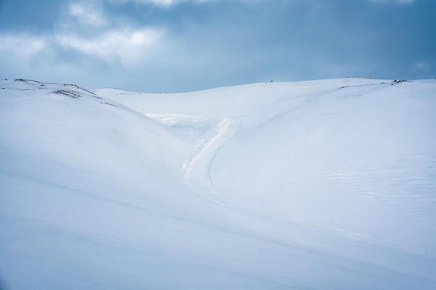 Montagna glaciale con la neve coperta sulla vetta in inverno