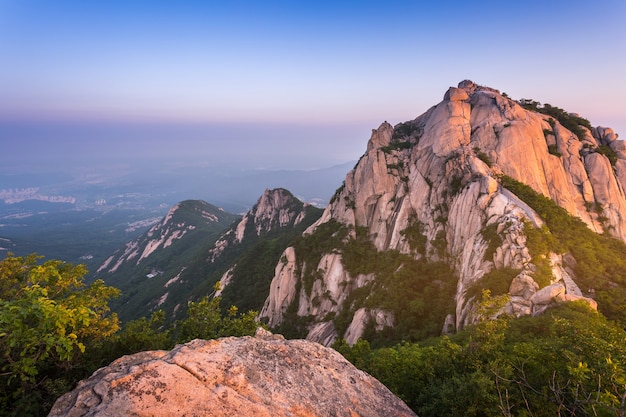 Montagna in Corea all'alba situata a Gyeonggi-do Seoul