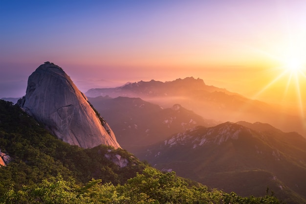 Montagna in Corea all'alba situata a Gyeonggi-do Seoul