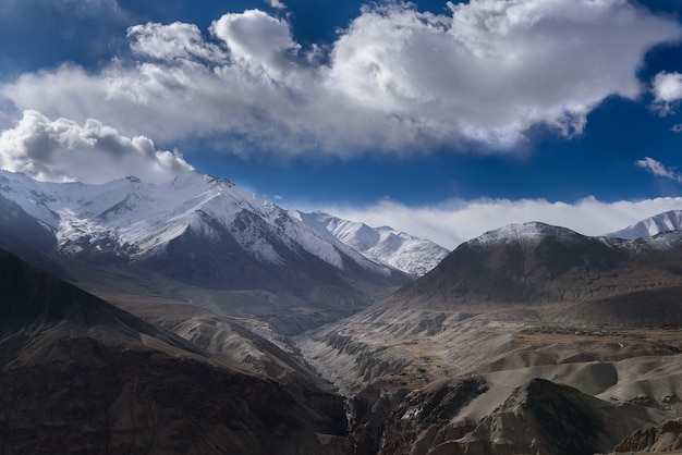 Montagna in leh Ladakh con luce solare