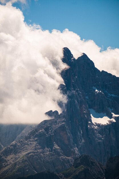 montagna in nuvola