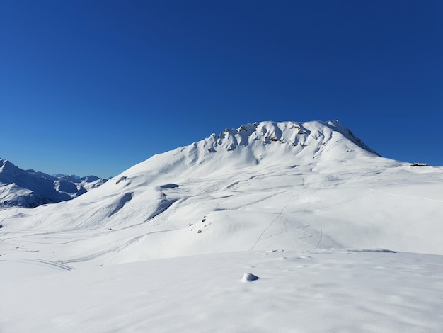 Montagna innevata francese alpina