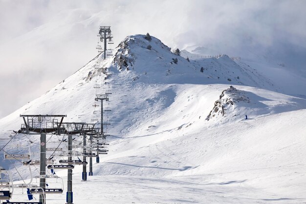 Montagna innevata presso la stazione sciistica di Grandvalira a Pas de la Casa