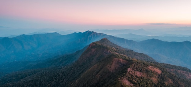 Montagna mattutina dall'alto prima dell'alba