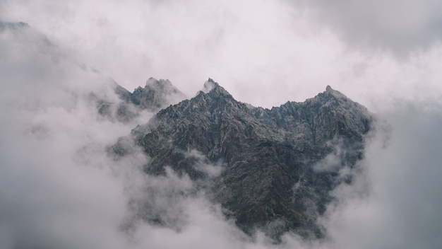 Montagna nebbiosa