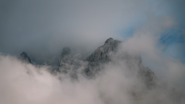 Montagna nebbiosa