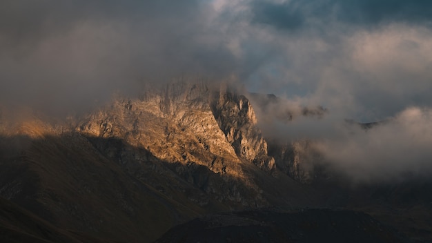 Montagna nebbiosa