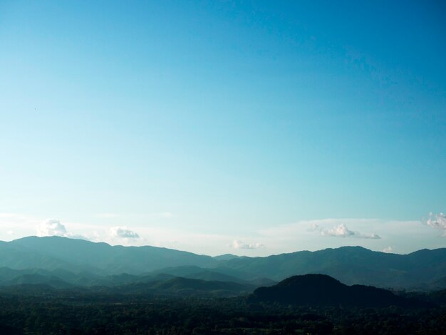 Montagna nel nord della Thailandia con cielo sereno