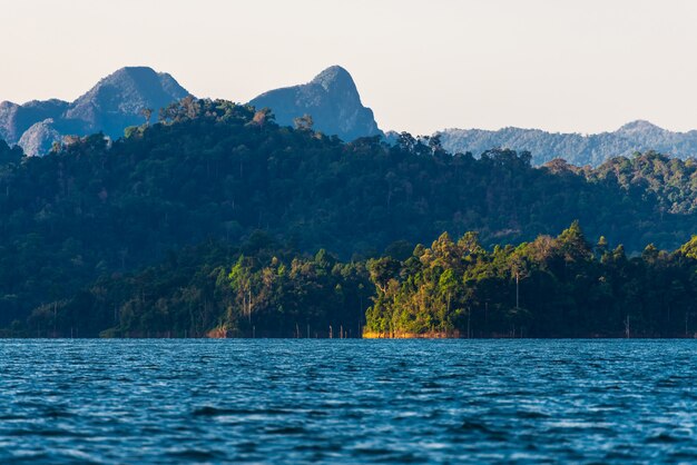 Montagna nell'acqua alla diga di Ratchaprapha, Guilin, Tailandia