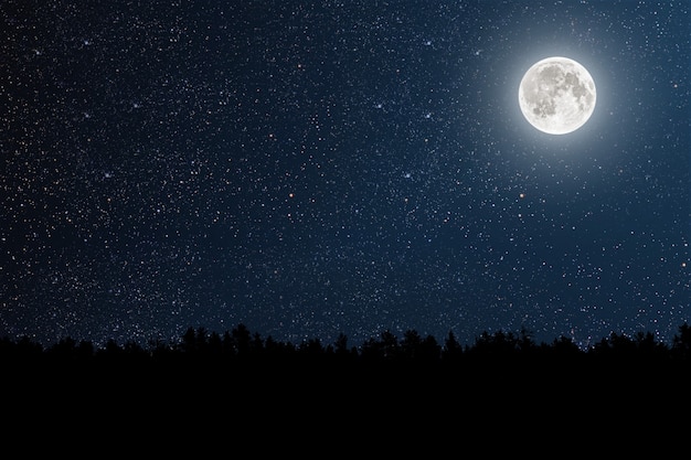 Montagna. pareti cielo notturno con stelle e luna e nuvole.