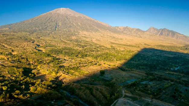 Montagna Rinjani con foresta sotto il cielo blu