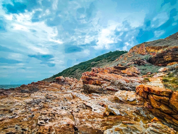 Montagna rocciosa della costa al parco nazionale di Khao Laem Ya Rayong Tailandia contro il fondo del cielo blu