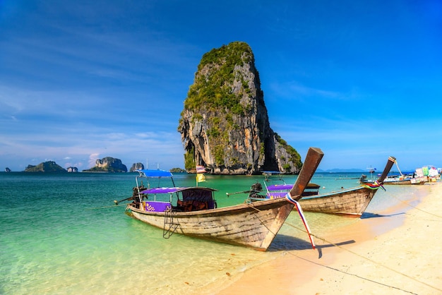 Montagna rocciosa nell'acqua Ko Rang Nok Ao Phra Nang Beach Ao