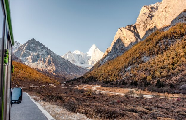 Montagna santa di Yangmaiyong in valle di autunno sul picco alla riserva naturale di Yading