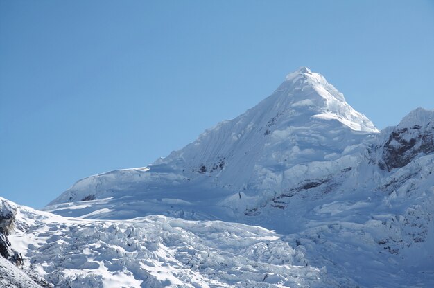 Montagna Snowcowered nelle Cordigliere del Perù