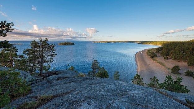 Montagna sopra il lago Ladoga nel parco nazionale della Carelia Ladoga Skerries