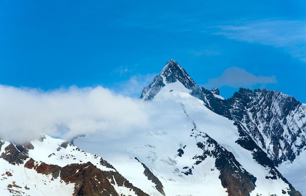 Montagna tranquilla delle alpi di estate, vista dalla strada alpina del Grossglockner