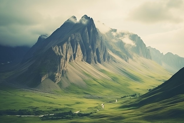 Montagna verde e marrone di giorno