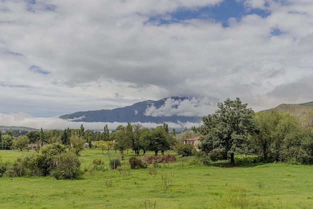 Montagna vista tra le nuvole a Tafi del Valle a Tucuman, in Argentina