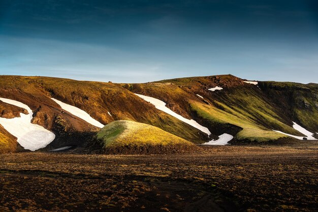 Montagna vulcanica con luce solare che splende sulla zona geotermica in estate a Landmannalaugar Highlands islandese