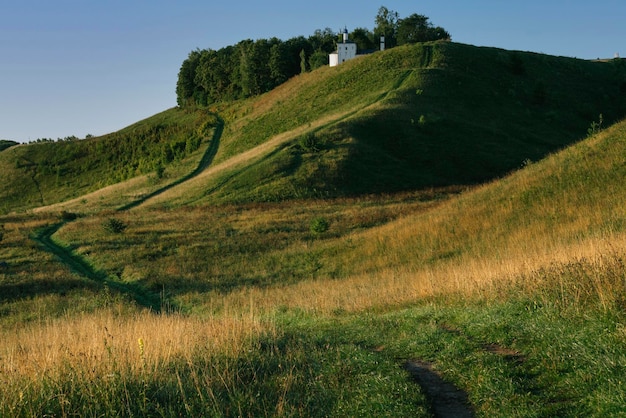 Montagna Zheravyova e Chiesa Nikolskaya sull'insediamento Truvorov Izborsk regione di Pskov Russia