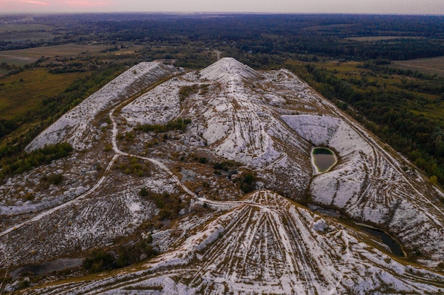 Montagne bianche da rifiuti di fosforo e gesso rifiuti industriali formarono attività commerciali di montagna in Ucraina