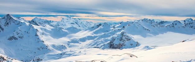 Montagne blu innevate tra le nuvole