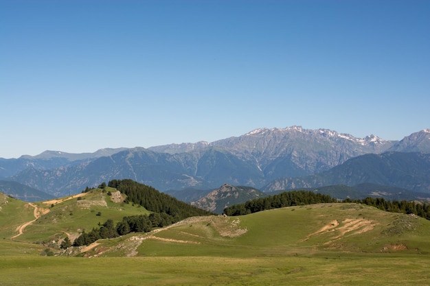 Montagne boscose in un paesaggio panoramico dall'altopiano di Artvin
