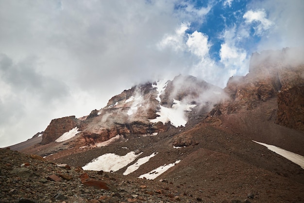 Montagne caucasiche Campo base del monte Kazbeg Stazione meteorologica a Kazbek Georgia Spedizione alpinistica del monte Kazbek