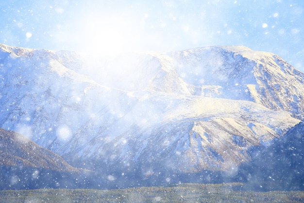 montagne cime innevate sfondo, vista del paesaggio inverno picchi della natura